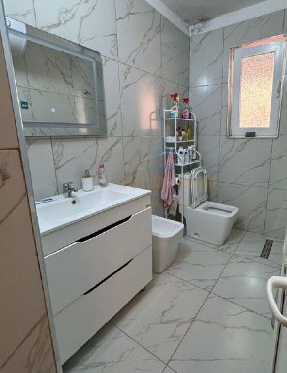 Shitet, Apartament 1+1+ Verande, Kinostudio, Tiranë.
