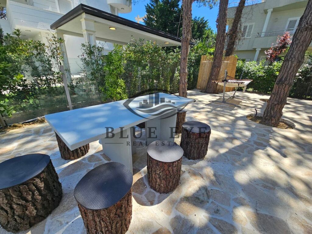 Shitet Vilë Luksoze Pamje Deti dhe Pishine , ne Durres!