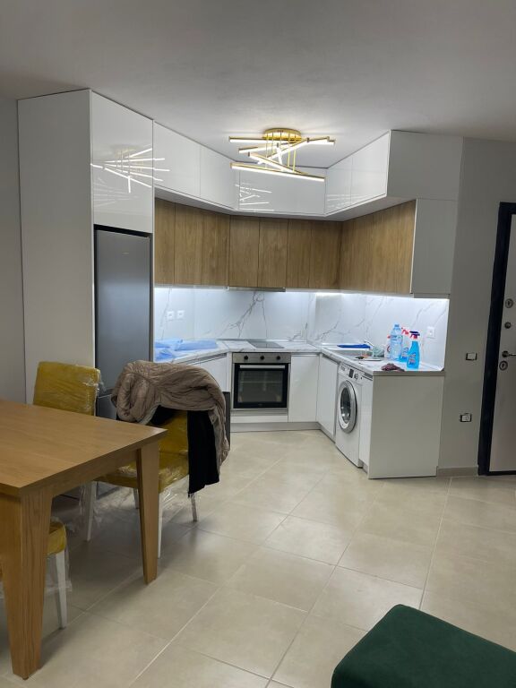🏡 SHITET APARTAMENT 1+1 📍 YZBERISHT– PRANË GRAND GALERI