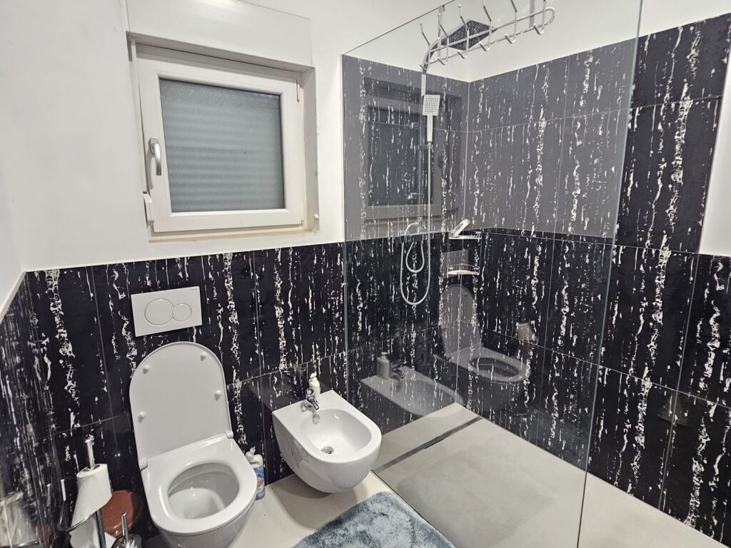 🏡 **SUPER VILË LUKSOZE ME QERA – SHËNAVLASH, DURRËS**
