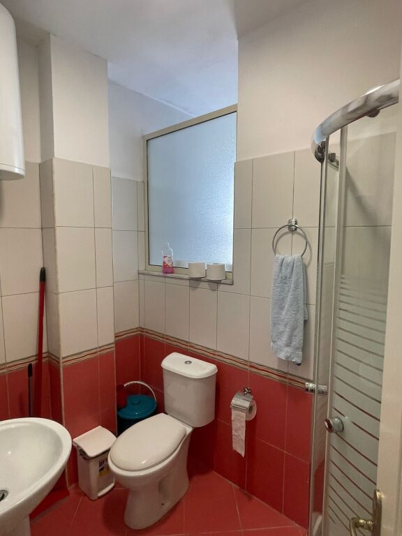 🏡 **JEPET ME QERA APARTAMENT 2+1 PRANË KAZAZIT**