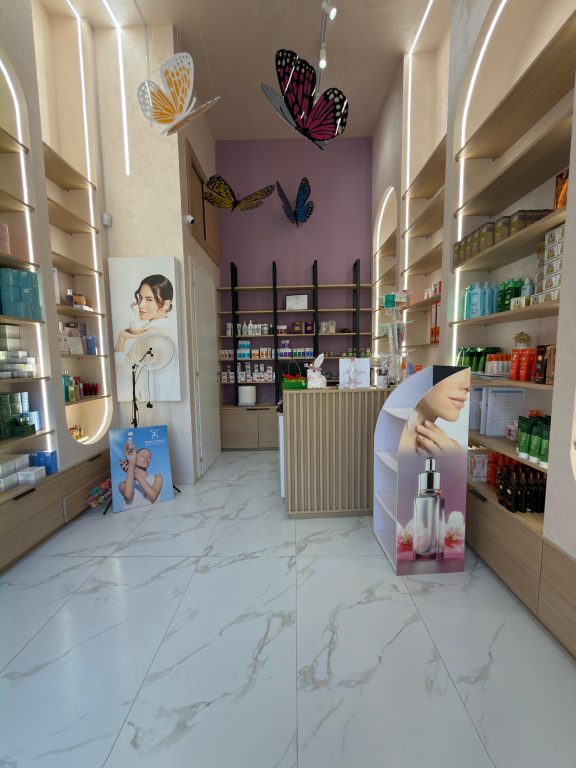 Negozio /Affitto📍Via Barrikadave📌80.000 lek  