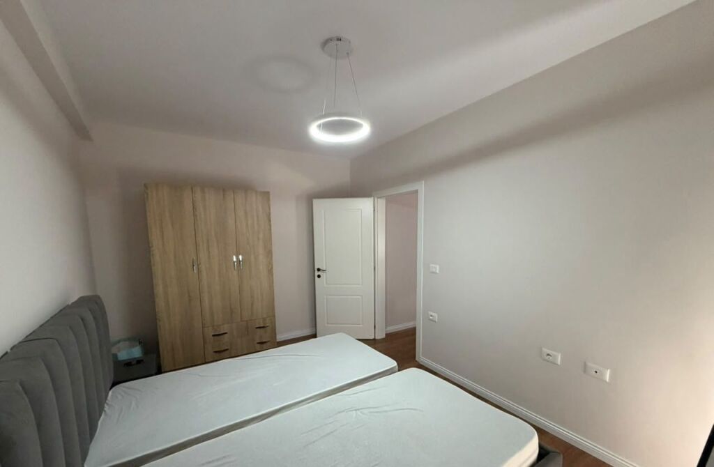 APARTAMENT 2+1 ME QIRA PRANE QENDRES