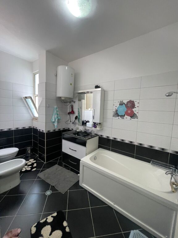 🏡 **JEPET ME QERA APARTAMENT 2+1 PRANË KAZAZIT**