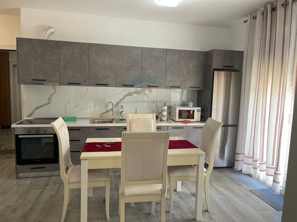Qera, Apartament 1+1+Verande+Post Parkimi, Medreseja, Tirane 650 €