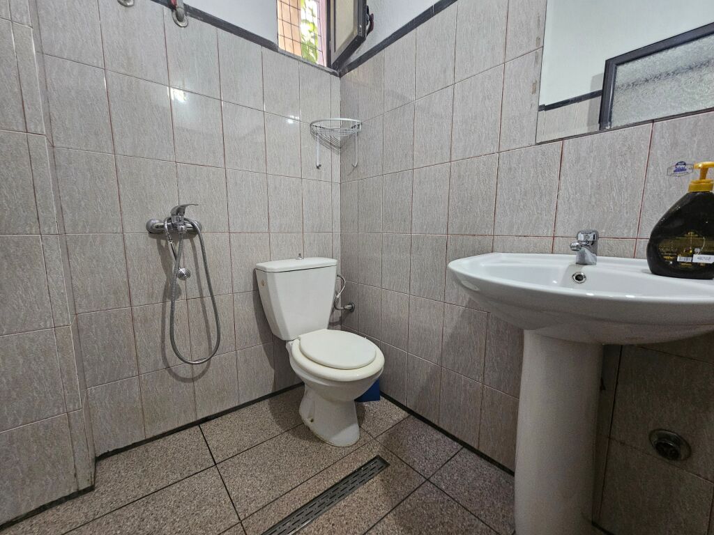 Apart 1+1 me ballkon hyrje me vete i kompletuar me te gjitha 5 min nga Bulevardi i te Ri,mundesi per wifi.etj.