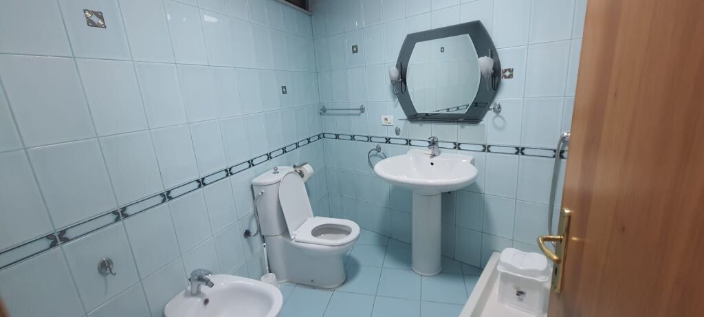 Jepet me qera ambient për zyrë ose biznes tek Rruga e Kavajës