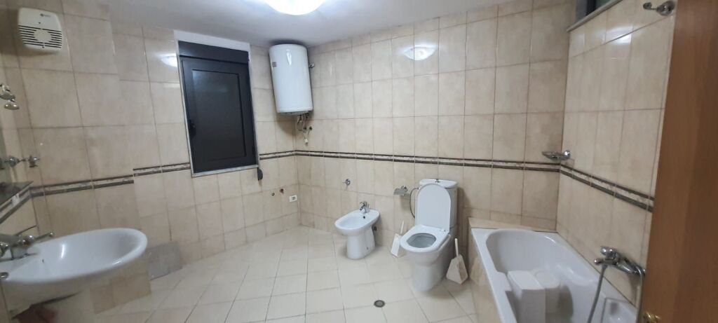 Jepet me qera ambient për zyrë ose biznes tek Rruga e Kavajës