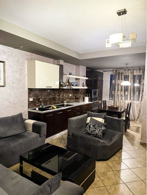 Ish Parku - Jepet 1+1 Modern Me QIra Pas Square 21
