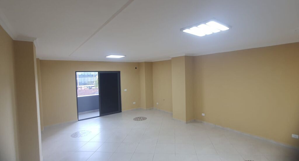 Jepet me qera ambient për zyrë ose biznes tek Rruga e Kavajës