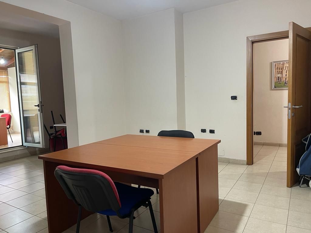 ● Me Qera: ZYRË 197 m² me 2 🚾📍DON BOSKO (Përballe Kishës Katolike) ⛪️ Kati 2, Ndarë në 7 Ambiente Pune + Depo | Çmimi: 850€ NETO/Muaj 🔥