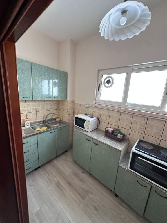 JEPET ME QERA KATI PARE I NJE VILE ME OBORR PRIVAT, PRANE SHKOLLES 2 GJELAT, DURRES.