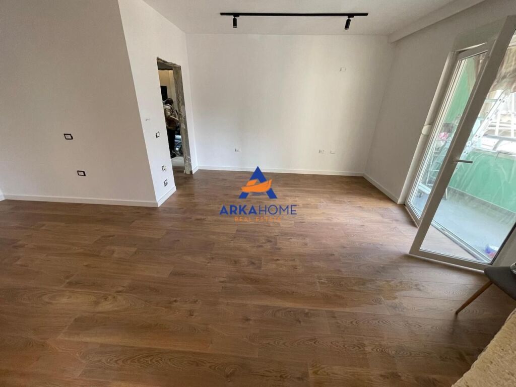 AFFITTASI APPARTAMENTO 1+1 "PRESSO AIR ALBANIA" 1000 EURO