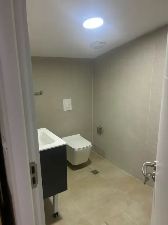 Tirane, jepet me qera tek UET nga Pronari, pa-komision apartament 2+1+2 Ballkone Kati 3, 106 m² 450 € (Vasil Nathanaili Porcelan)
