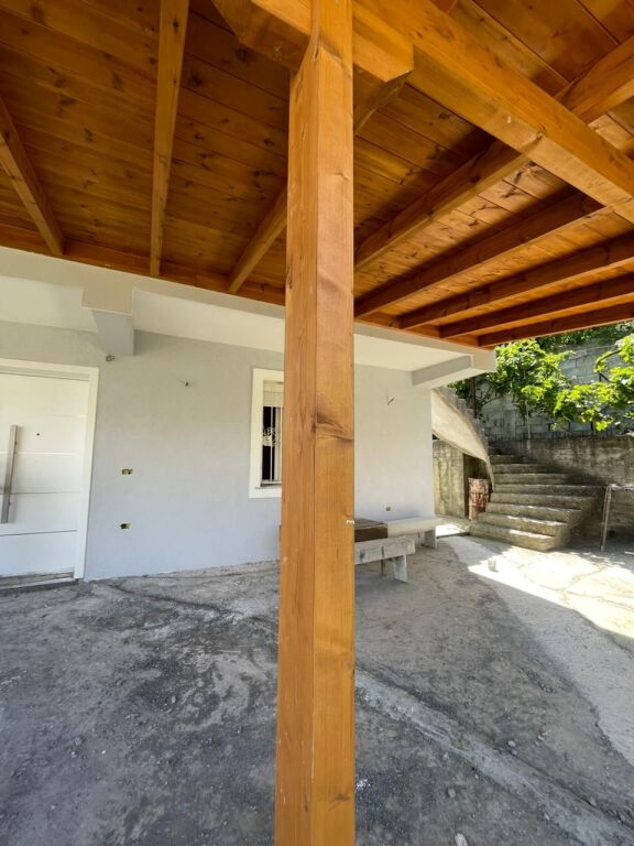 Vilë dy kateshe për Shitje në Durrës, ish fabrika e tullave