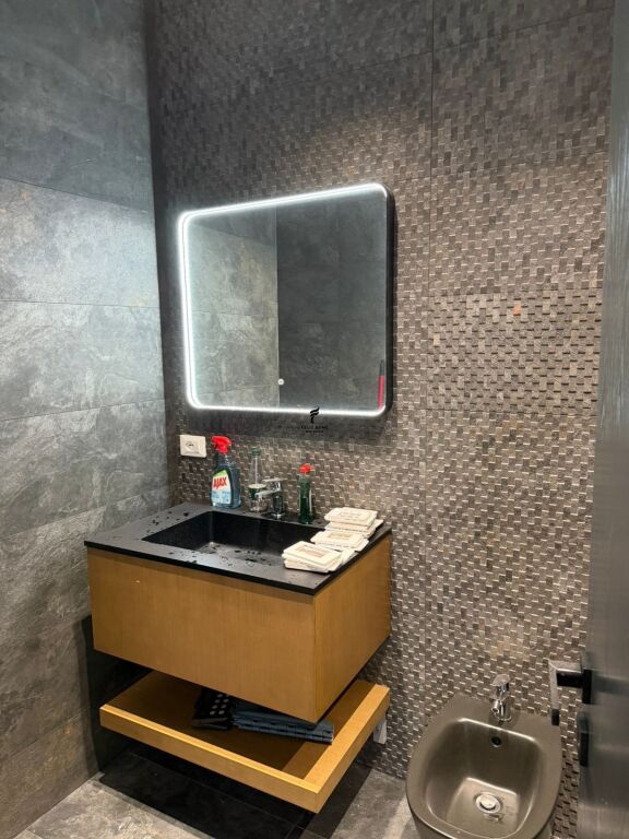 OFFICE FOR RENT 95 M2 PARIS COMMUNE 120,000 LEKE FH-80107