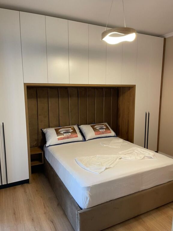 🏡 Jepet me qira apartament 1+1 + post parkimi 📍 Rruga e Kosovarëve, pranë Conad  🚗 Post parkimi i përfshirë  💶 Çmimi: 950€/muaj