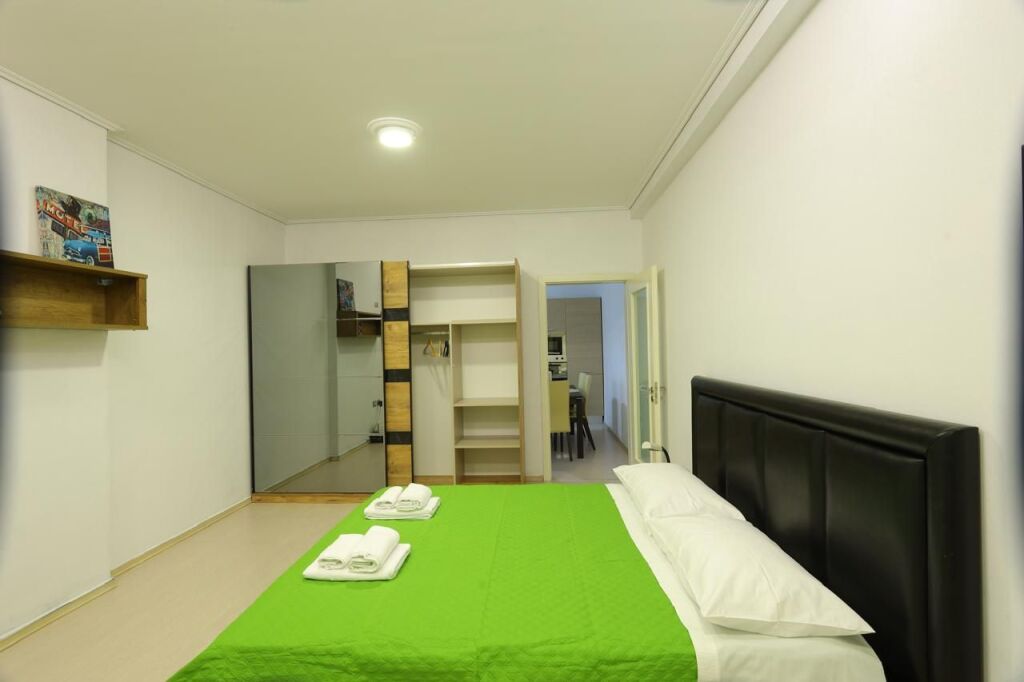 Shitet apartament  2+1+2prane tregut elektrike
