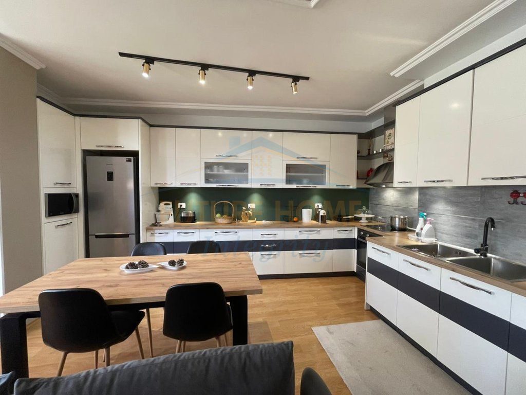 Shitet, Apartament 3+1+2, Fresk. AL68612