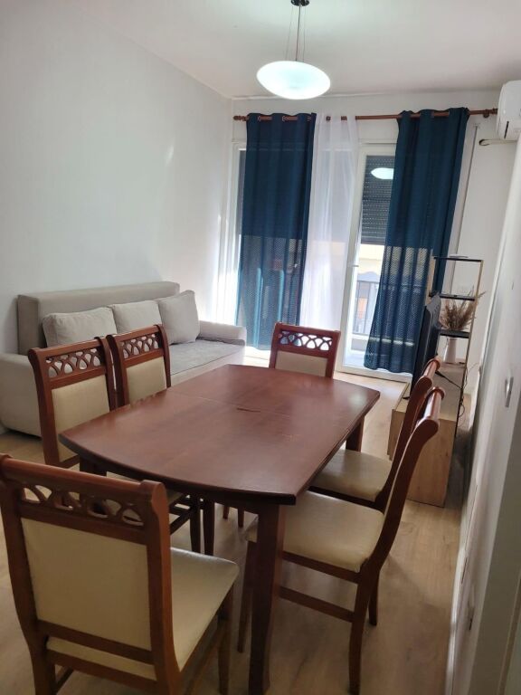 🏢In the 5 Maj area, Kompleksi Inerti offers for rent a 1+1 apartment, furnished. 40,000 Leke    