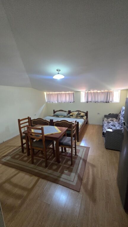 Tirane, jepet me qera garsonier Kati 5, 40 m² (Gjimnazi "Partizani")