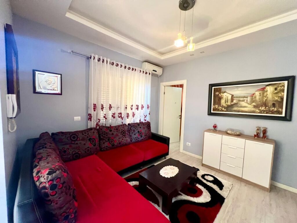 Apartament 1+1 me qera perballe Ekonomikut tek Ana Market