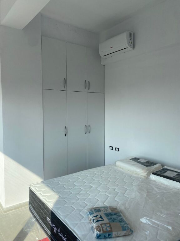 Jepet me qira apartamet 2+1 tek Liqeni i Farkës  Kati: 3 (banim) Siperfaqja: 95m2 Ne process mobilimi   Vendodhja: Farkë, Rruga Ramazan Shukshu  Cmimi: 50,000 Leke/Muaj