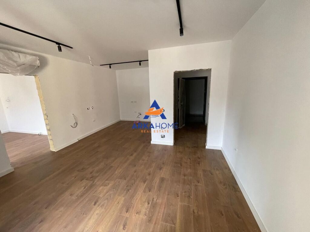 AFFITTASI APPARTAMENTO 1+1 "PRESSO AIR ALBANIA" 1000 EURO