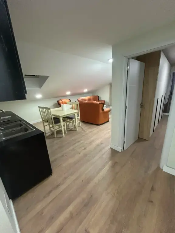 Tirane, jepet me qera tek UET nga Pronari, pa-komision apartament 2+1+2 Ballkone Kati 3, 106 m² 450 € (Vasil Nathanaili Porcelan)
