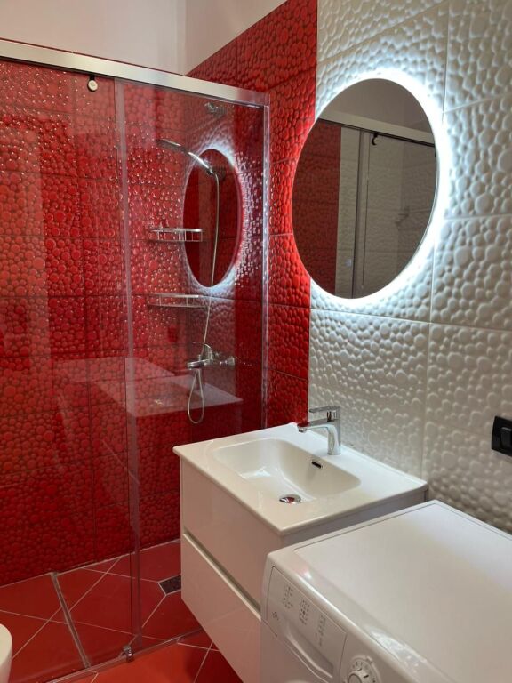 🏡 Jepet me qira apartament 1+1 + post parkimi 📍 Rruga e Kosovarëve, pranë Conad  🚗 Post parkimi i përfshirë  💶 Çmimi: 950€/muaj
