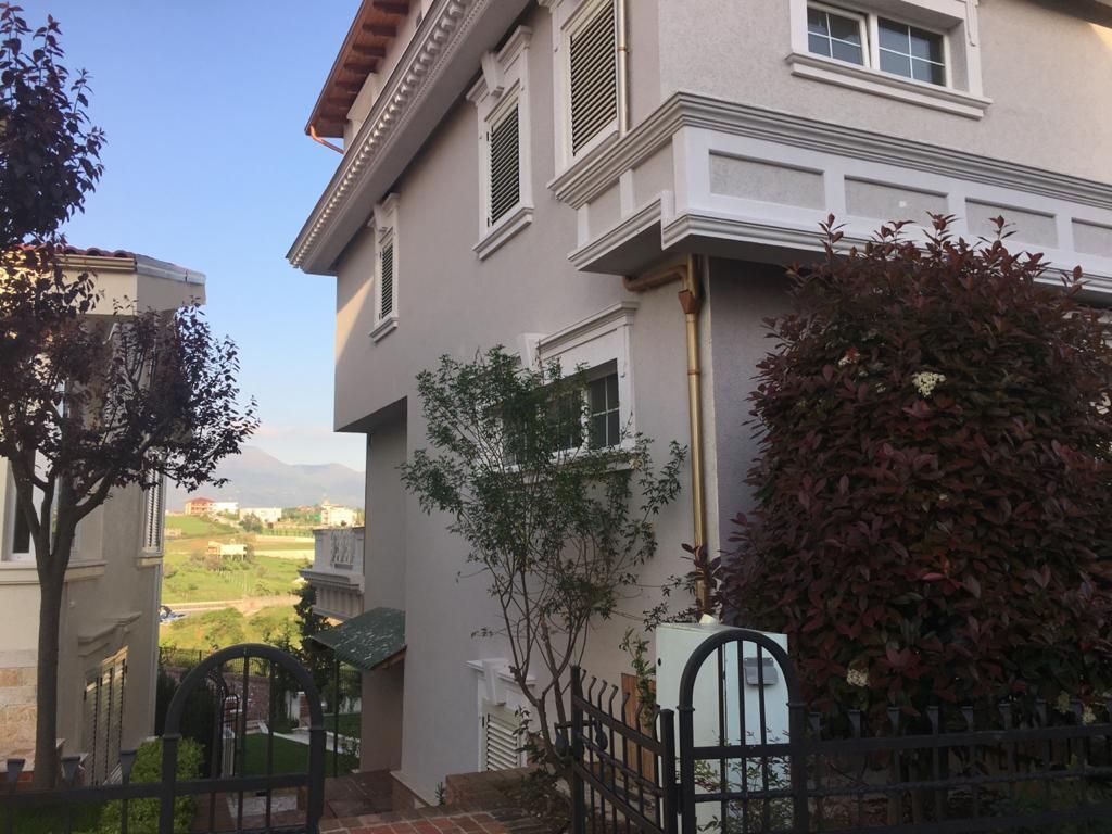JEPET ME QIRA VILË 4-KATËSHE ME PISHINË – AKACIA HILLS, PRANË TEG