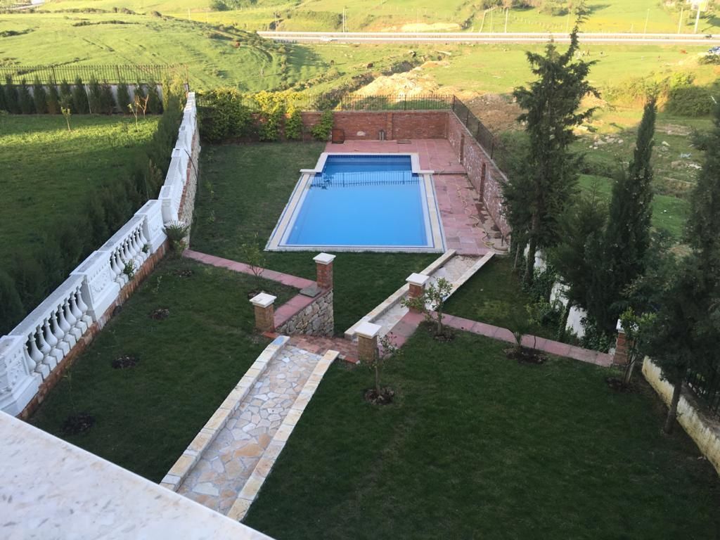 JEPET ME QIRA VILË 4-KATËSHE ME PISHINË – AKACIA HILLS, PRANË TEG