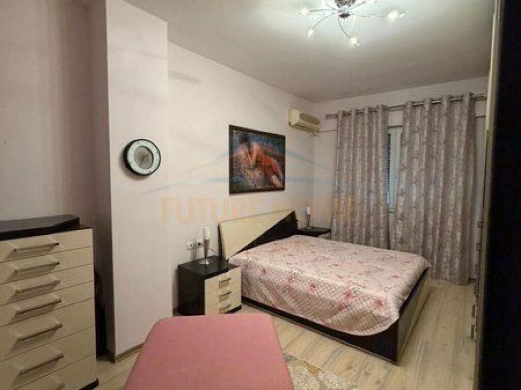 Shitet, Apartament 2+1+2, Rruga e Barrikadave, Tiranë.