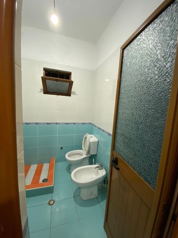 Jepet Shtepi me Qira 1+1, e mobiliuar ne zonen e Porcelanit Rruga Sadik Petrela,Tirane