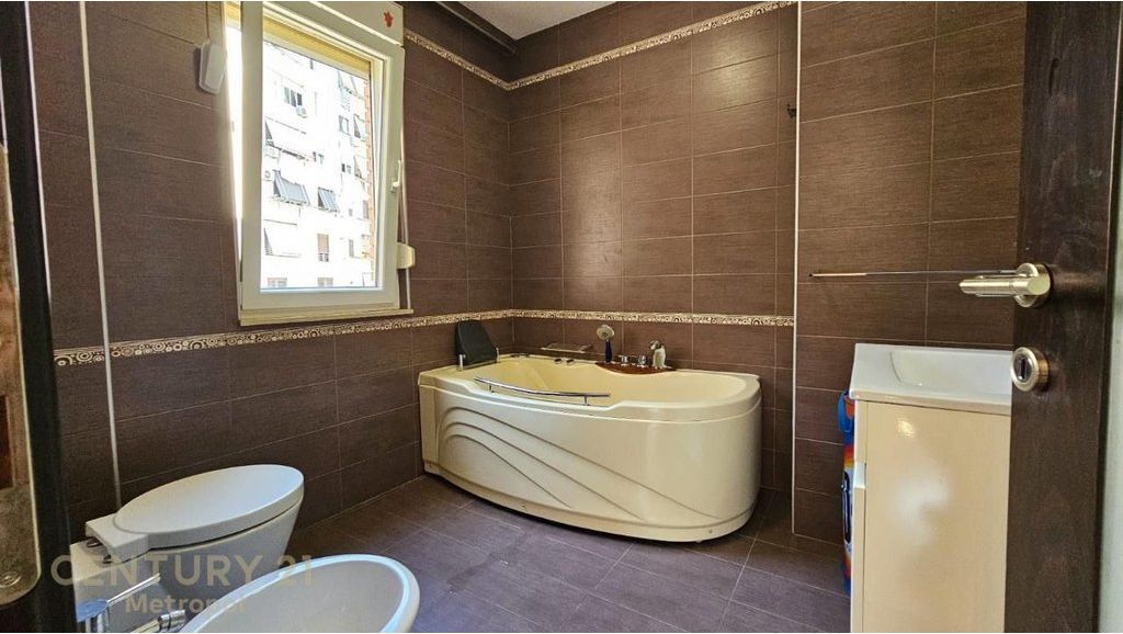 JEPET ME QIRA APARTAMENT 2+1+2, PRANË GJYKATËS SË LARTË, MYSLYM SHYRI!