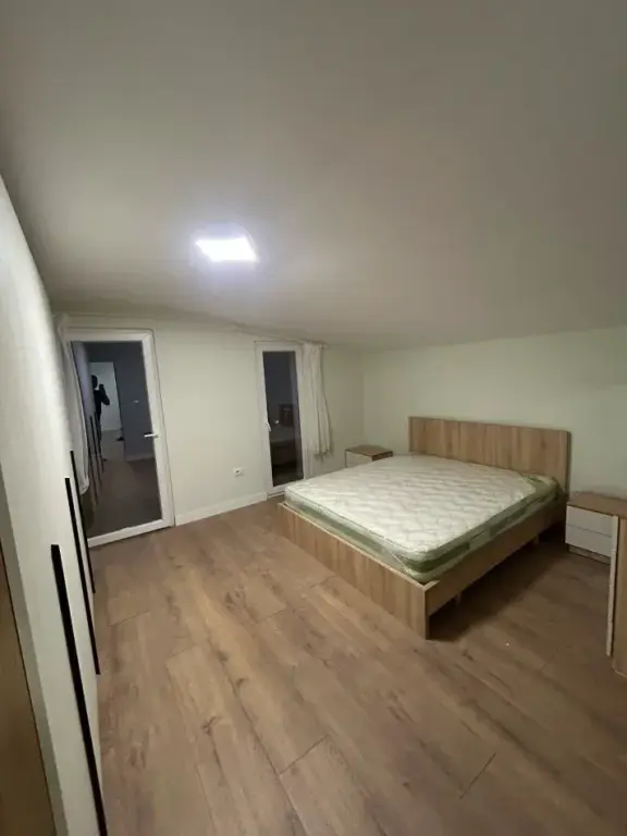 Tirane, jepet me qera tek UET nga Pronari, pa-komision apartament 2+1+2 Ballkone Kati 3, 106 m² 450 € (Vasil Nathanaili Porcelan)
