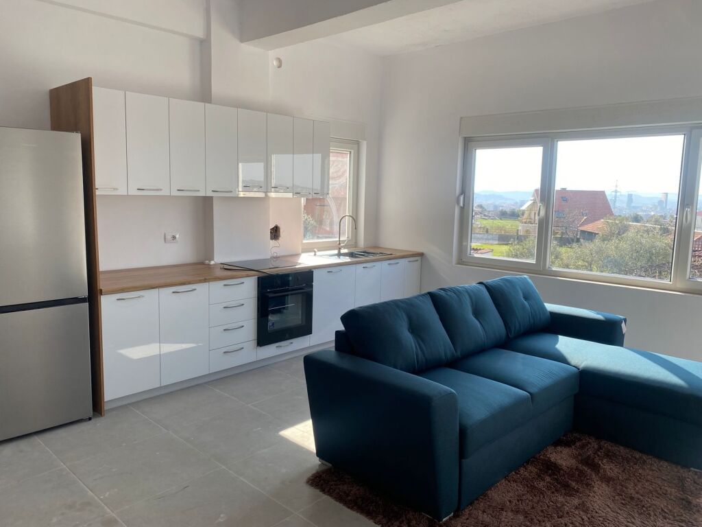 Jepet me qira apartamet 2+1 tek Liqeni i Farkës  Kati: 3 (banim) Siperfaqja: 95m2 Ne process mobilimi   Vendodhja: Farkë, Rruga Ramazan Shukshu  Cmimi: 50,000 Leke/Muaj