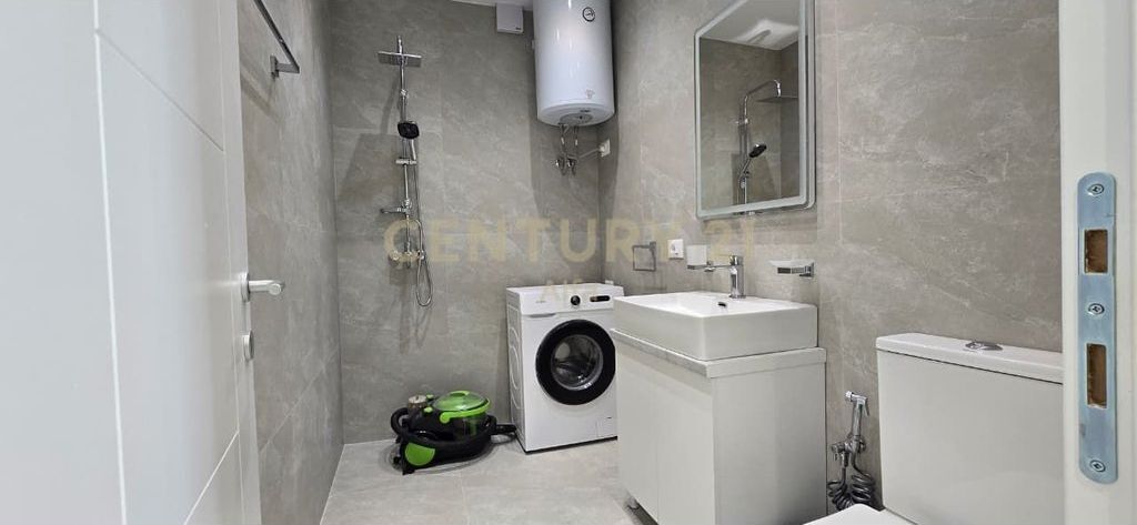Shitet Apartament 2+1 tek Myslym Shyri !
