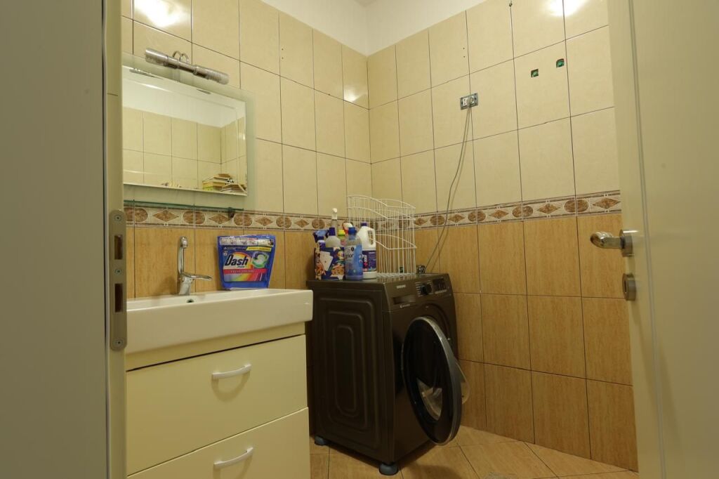 Shitet apartament  2+1+2prane tregut elektrike