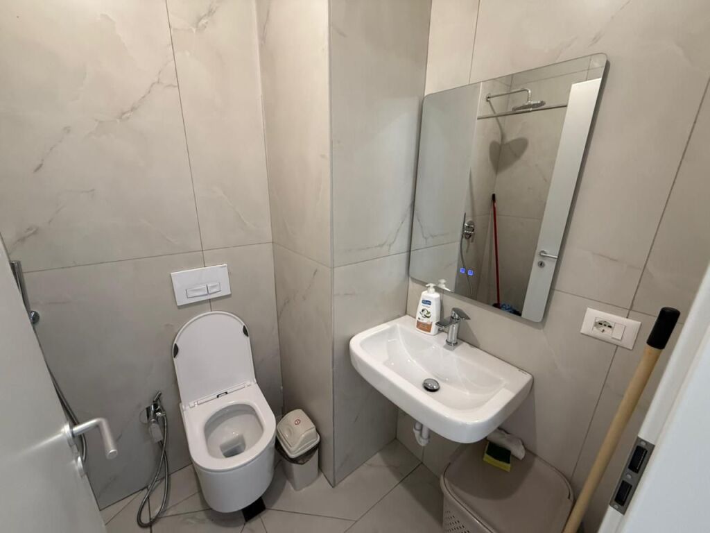 📣 AFFITTO SUPER Appartamento 1+1 📍 Complesso Kadiu, Ali Dem 🛣️ Via “Pasho Hysa” ✨ 💶 Prezzo 40.000 lek (Trattabile)