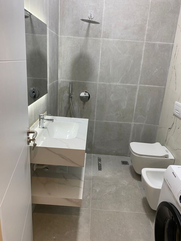 Jepet me qira apartamet 2+1 tek Liqeni i Farkës  Kati: 3 (banim) Siperfaqja: 95m2 Ne process mobilimi   Vendodhja: Farkë, Rruga Ramazan Shukshu  Cmimi: 50,000 Leke/Muaj