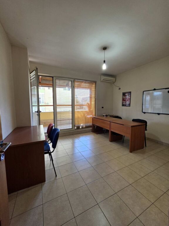 ● Me Qera: ZYRË 197 m² me 2 🚾📍DON BOSKO (Përballe Kishës Katolike) ⛪️ Kati 2, Ndarë në 7 Ambiente Pune + Depo | Çmimi: 850€ NETO/Muaj 🔥