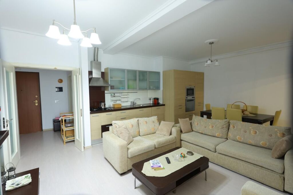 Shitet apartament  2+1+2prane tregut elektrike