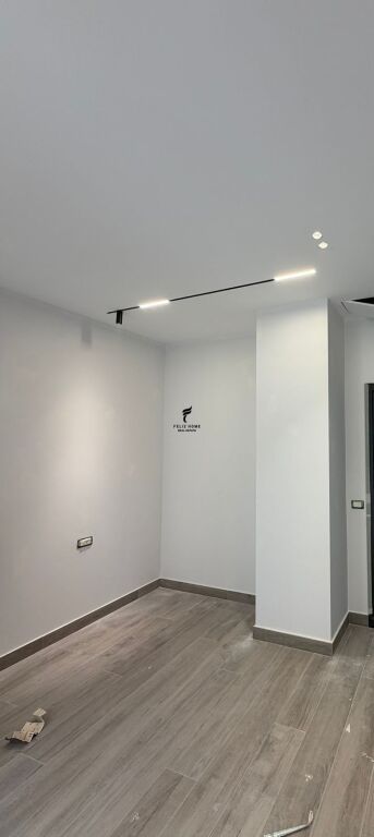OFFICE FOR RENT 95 M2 PARIS COMMUNE 120,000 LEKE FH-80107