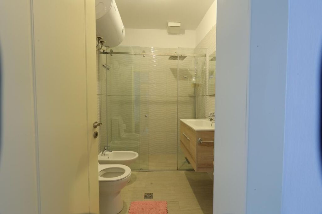 Shitet apartament  2+1+2prane tregut elektrike