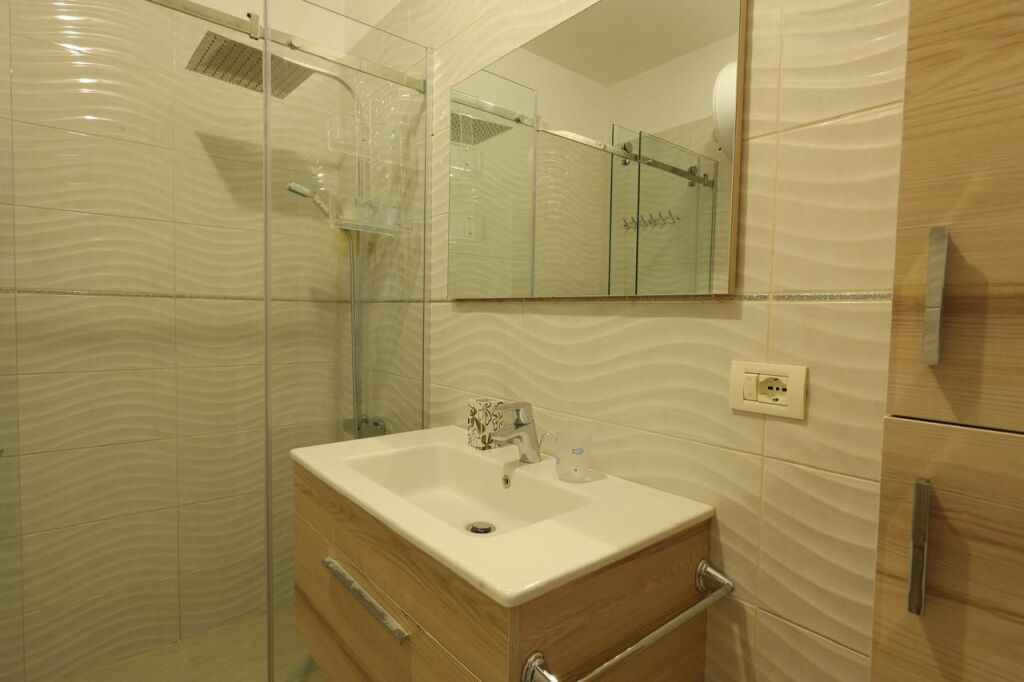 Shitet apartament  2+1+2prane tregut elektrike