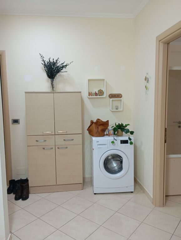 Shitet apartament 1+1 kati 2 Fresk