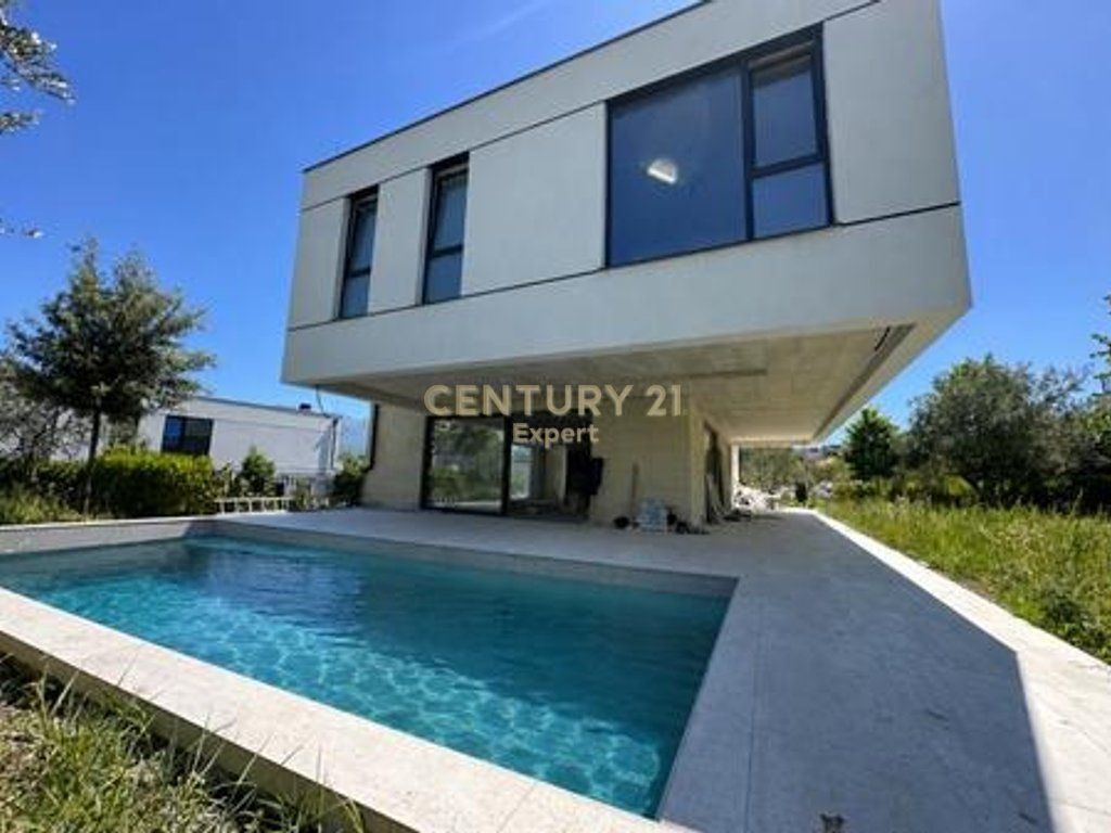 Villa di Lusso in Affitto – Lago Secco