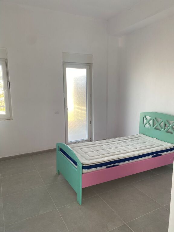 Jepet me qira apartamet 2+1 tek Liqeni i Farkës  Kati: 3 (banim) Siperfaqja: 95m2 Ne process mobilimi   Vendodhja: Farkë, Rruga Ramazan Shukshu  Cmimi: 50,000 Leke/Muaj