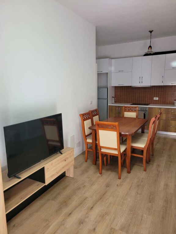 🏢In the 5 Maj area, Kompleksi Inerti offers for rent a 1+1 apartment, furnished. 40,000 Leke    